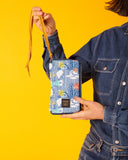 peSeta-PET-cartera-tinyhouses, Cartera grande con muchas posibilidades.
Estampado naturaleza azul rayado. con correa y cierre, marca unisex, regalos moda responsable, 
moda original, estampados originales