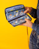 peSeta-PET-cartera-tinyhouses, Cartera grande con muchas posibilidades.
Estampado naturaleza azul rayado. con correa y cierre, marca unisex, regalos moda responsable, 
moda original, estampados originales