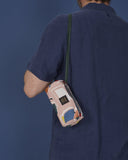 Estuche cilindrico, super útil y versátil. Cada uno es casi único por la disposición del estampado, estampado collage, con formas irregulares de colores sobre un fondo rosa, con cordón, accesorios coloridos, accesorios originales