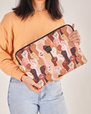 Funda de laptop 13" con estampado original hecha de tejidos de botellas recicladas, estampado Pieles, diseño original dibujos de puños en alto en diferentes tonos,  moda sostenible