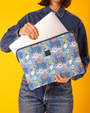 Funda de laptop 13" con estampado original hecha de tejidos de botellas recicladas, estampado Tiny Houses, diseño original de casas pequeñas sobre un fondo azul con rayitas,  moda sostenible