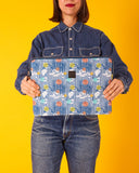 Funda de laptop 13" con estampado original hecha de tejidos de botellas recicladas, estampado Tiny Houses, diseño original de casas pequeñas sobre un fondo azul con rayitas,  moda sostenible