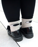 Calcetines plateados Laura Ameba - peSeta, detalles en negro y rosa, estampado de ojos sobre un fondo gris, moda sostenible, hecho en España