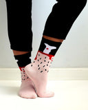 calcetines Carne Cruda - peSeta, diseños divertidos rosa negro y blanco, estampado hueso y piel, moda original, estampados originales tallas reales, ropa favorecedora, Estilo sostenible Madrid, Regalos creativos en Madrid