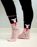 calcetines Carne Cruda - peSeta, diseños divertidos rosa negro y blanco, estampado hueso y piel, moda original, estampados originales tallas reales, ropa favorecedora, Estilo sostenible Madrid, Regalos creativos en Madrid