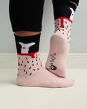 calcetines Carne Cruda - peSeta, diseños divertidos rosa negro y blanco, estampado hueso y piel, moda original, estampados originales tallas reales, ropa favorecedora, Estilo sostenible Madrid, Regalos creativos en Madrid