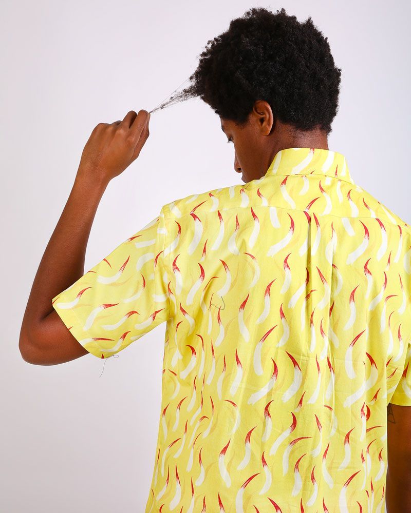 camisa amarilla estampado fuegos manga corta hombre corte clásico