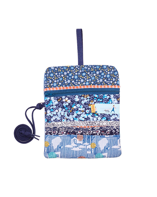 peSeta-cartera-mama-bighouses, Cartera grande con telas estampadas y cinta de colgar.
Varios compartimentos interiores para tarjetas, billetes, hojitas o fotos de los seres queridos. Estampado bighouse, flores y naturaleza en tonos azules, moda española, moda femenina