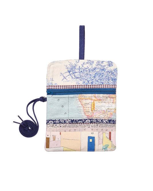 cartera-mama-granpueblo, Cartera grande con telas estampadas y cinta de colgar.
Varios compartimentos interiores para tarjetas, billetes, hojitas o fotos de los seres queridos. Estampado mapa mundi, retazos de colores y dibujo azul, moda española, moda femenina