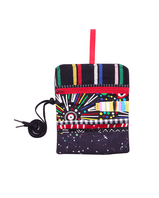 cartera-mama-granspace, Cartera grande con telas estampadas y cinta de colgar.
Varios compartimentos interiores para tarjetas, billetes, hojitas o fotos de los seres queridos. Estampado de constelaciones y de muchos colores  con rayas y puntitos sobre azul, moda española, moda femenina