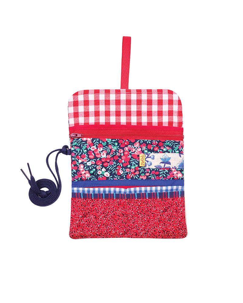 peSeta-cartera-mama-vichiburgui, Cartera grande con telas estampadas y cinta de colgar.
Varios compartimentos interiores para tarjetas, billetes, hojitas o fotos de los seres queridos. Estampado de flores rojas con hojas verdes, con detalles rojos y rayas blancas, moda española, moda femenina