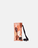 Funda de gafas o móvil con estampado original hecha de tejidos de botellas recicladas, estampado Pieles, diseño original de puños en alza con pieles de todos los tonos, moda sostenible