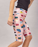 Leggings cortos Collage estampado colorido de figuras sobre un fondo rosa, tiendas en Madrid, series limitadas