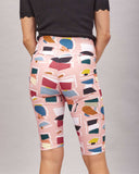 Leggings cortos Collage estampado colorido de figuras sobre un fondo rosa, tiendas en Madrid, series limitadas