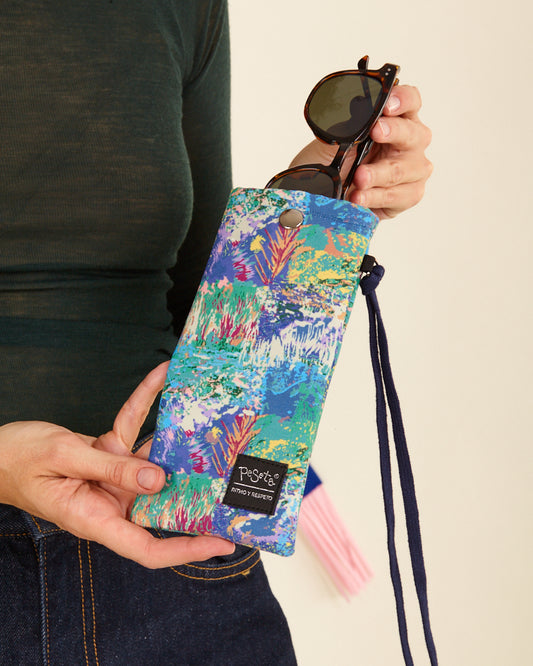 Funda de gafas o móvil con estampado original hecha de tejidos de botellas recicladas, estampado Incendio, diseño original de incendio turbio en tonos frios azules y verdes, hecho en españa, moda sostenible