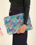 Funda de laptop 13" con estampado original hecha de tejidos de botellas recicladas, estampado Incendio, diseño original colorido resaltando en pinceladas azules y verdes,  moda sostenible