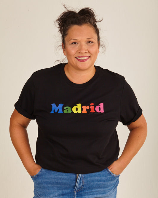 camiseta-madrid-negra,  estampado "madrid" en colores, materiales reciclados