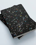 peseta-cuaderno-grande-espacial, Cuaderno Grande de 120 páginas blancas, tapa con estampado original con motivo espacial, constelaciones de colores con blanco sobre un fondo negro. Diseño de peSeta.
Hecho en España, accesorios coloridos, accesorios original