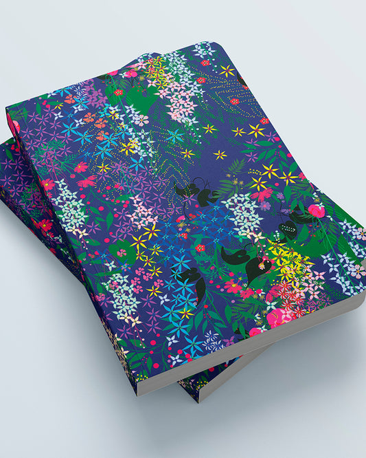 peseta-cuaderno-grande-nuria-flores, Cuaderno Grande de 120 páginas blancas, tapa con estampado original motivo de pequeñas flores y hojas de distintos colores sobre un fondo violeta. Diseño de peSeta.
Hecho en España, accesorios coloridos, accesorios original