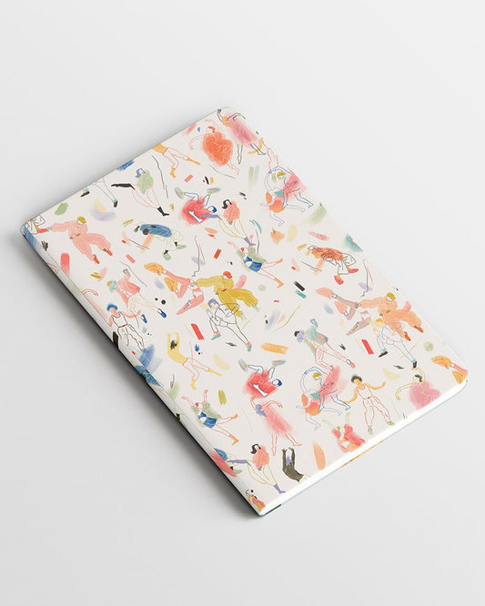 Cuaderno pequeño estampado Bailoteo con hojas en blanco, con estampado original motivo baile, con diferentes personas bailando con tonos rosa, azul y amarillo sobre un fondo blanco, diseños divertidos, moda española, materiales reciclados, accesorios multifuncionales