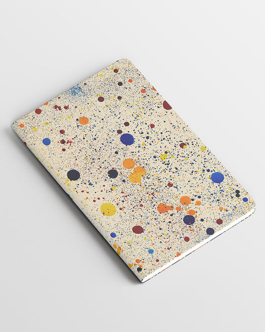 Cuaderno pequeño estampado Dripping con hojas en blanco, con diseño original de puntos y circulos de muchos colores sobre un fondo claro, diseños divertidos, moda española, materiales reciclados, accesorios multifuncional