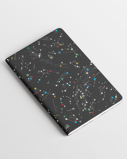 Cuaderno pequeño estampado Espacial, con hojas en blanco, con diseño original motivo espacial con constelaciones en colores sobre un fondo negro, diseños divertidos, moda española, materiales reciclados, accesorios multifuncional