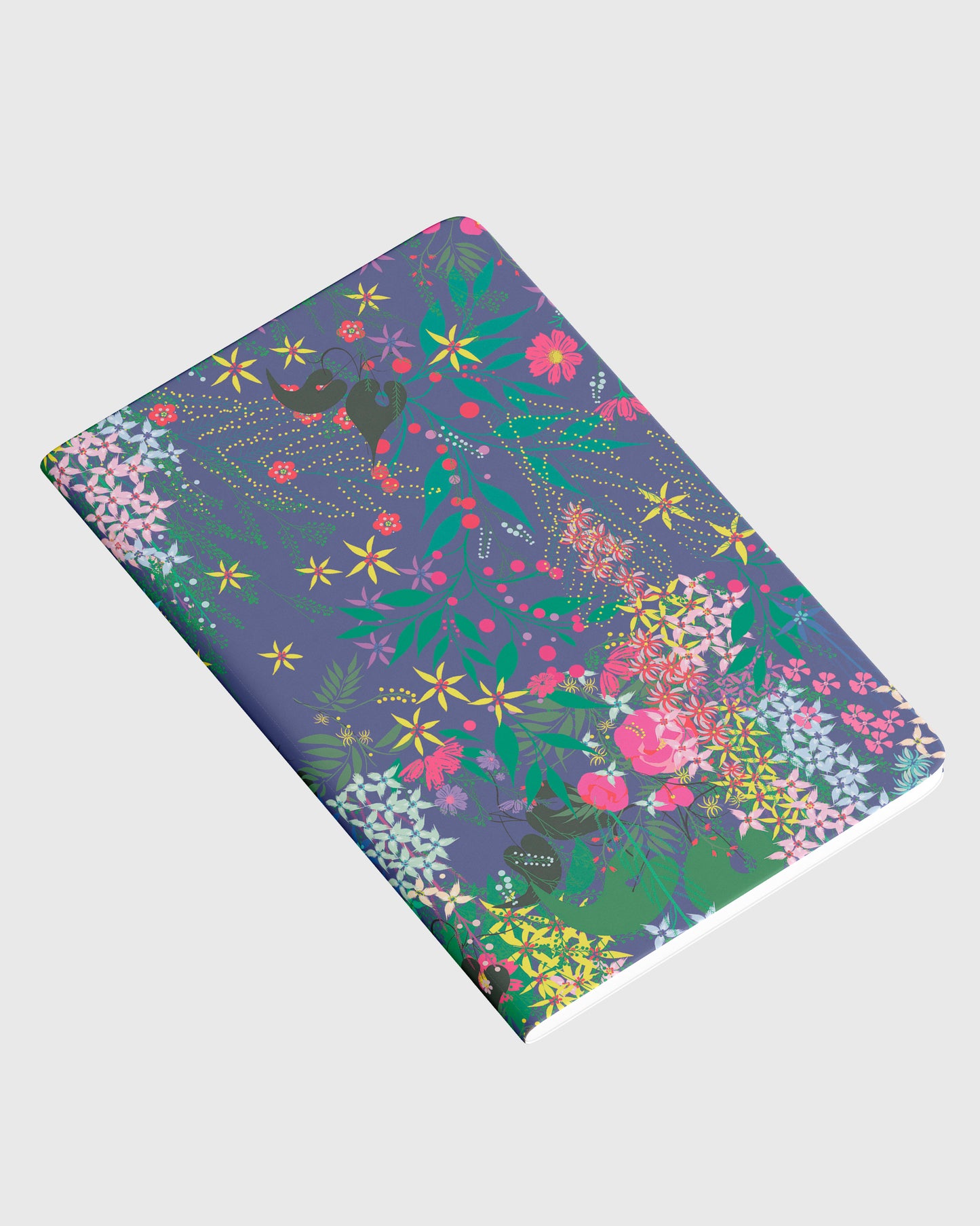 Cuaderno pequeño estampado Nuria flores, con hojas en blanco, con diseño original con muchas flores pequeñas amarillas y rosas, con plantas y un fondo violeta, diseños divertidos, moda española, materiales reciclados, accesorios multifuncional