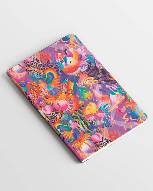 Cuaderno pequeño estampado Perreo, con hojas en blanco, diseño original dinámico de baile y movimiento, cálido, con tonos violeta y rosa, diseños divertidos, moda española, materiales reciclados, accesorios multifuncional