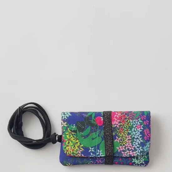 pasaportera o cartera con cierre elástico  tres compartimentos interiores se cierra con goma elástica, estampado original colorido, accesorios originales, accesorios funcionales