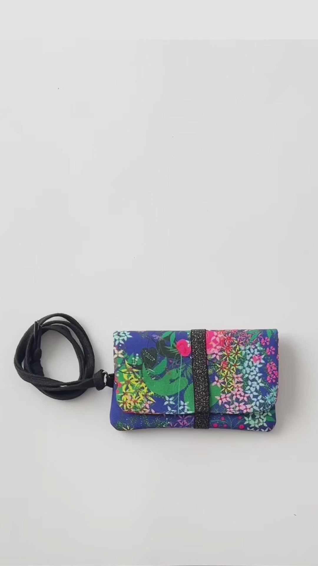 pasaportera o cartera con cierre elástico  tres compartimentos interiores se cierra con goma elástica, estampado original colorido, accesorios originales, accesorios funcionales